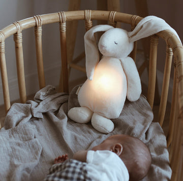Moonie - The Humming Friend konijn met lichtje en muziek - Cream